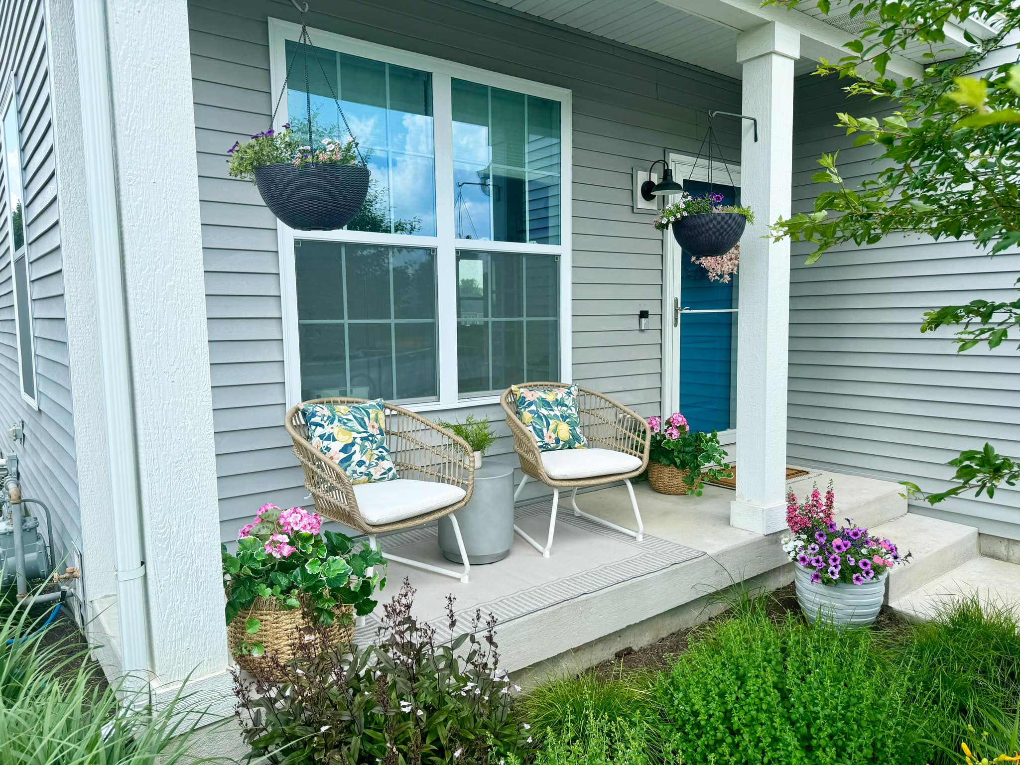 20 Small Front Porch Furniture Ideas That Make The Most Of The Tiniest ...