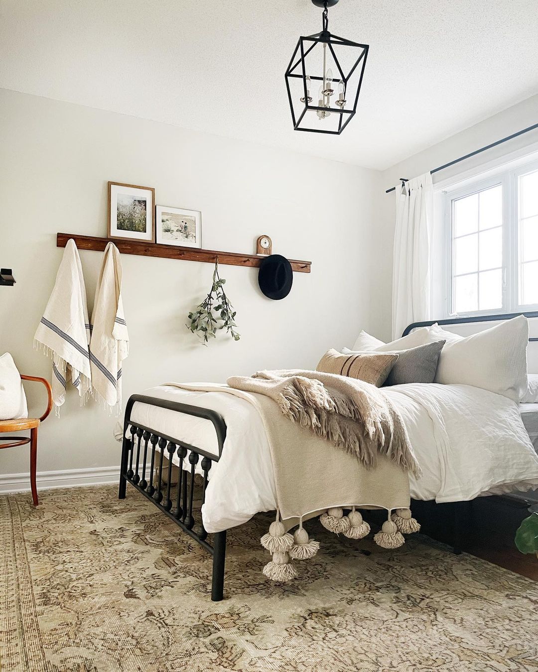 20 Small Farmhouse Guest Bedroom Ideas That Make a Perfect Addition to ...