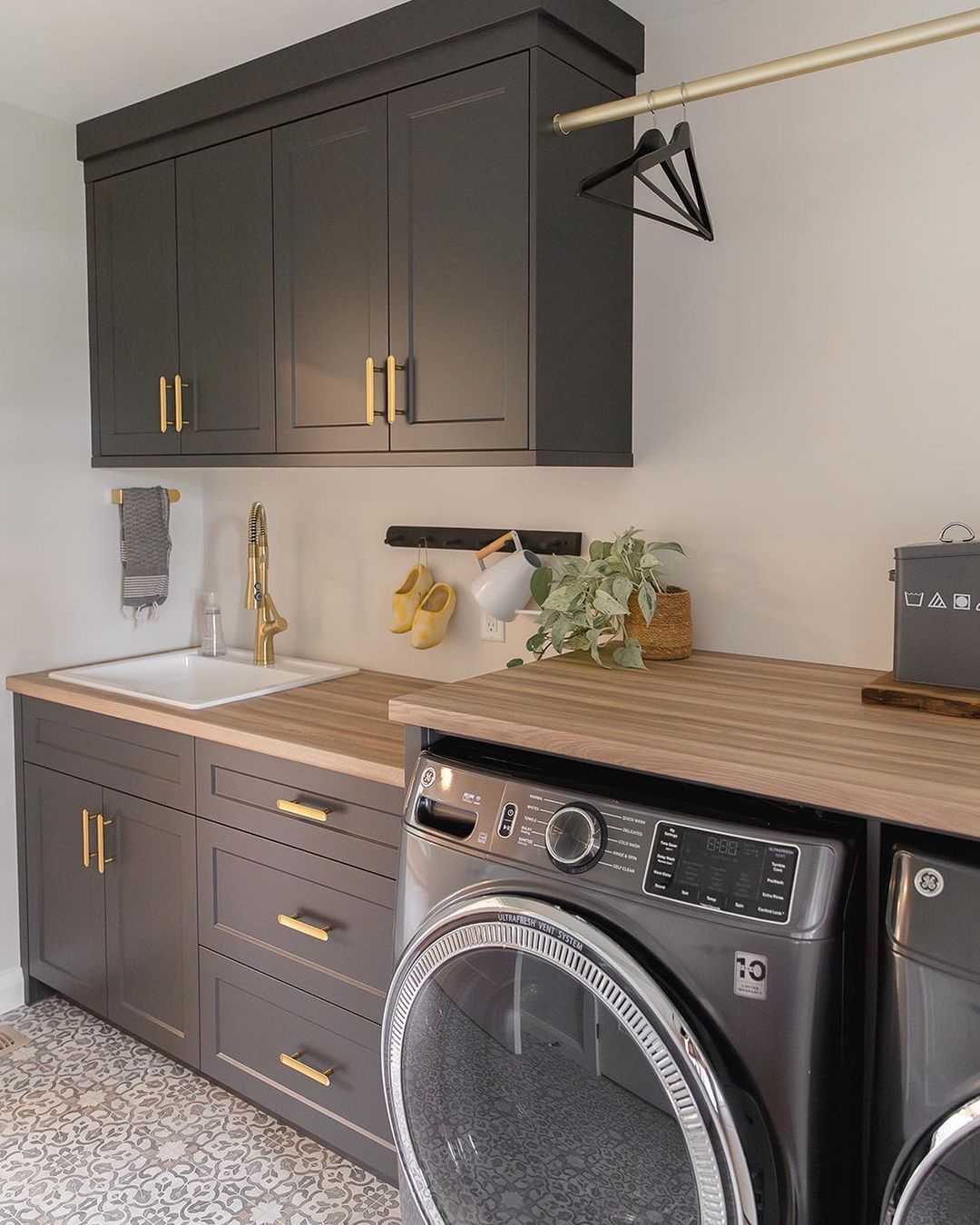 20 Cabinet Ideas For A Small Laundry Room To Make A Pretty And Clutter ...